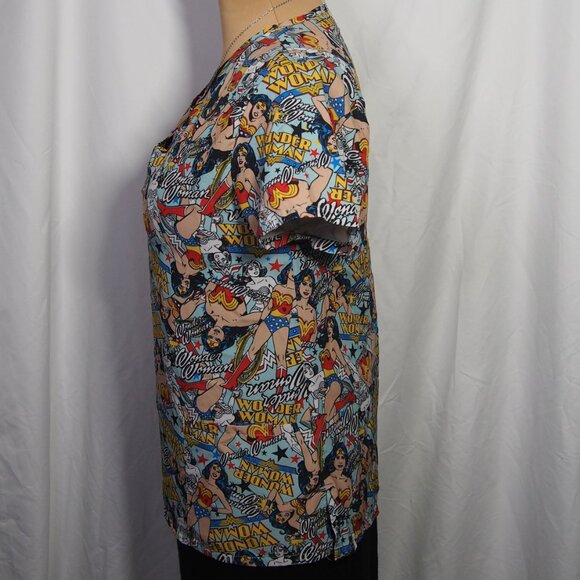 Wonder Woman Comic Art V-Neck Scrubs Top Size M/L - Picture 3 of 10